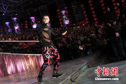 小沈阳“透视装”亮相湖南台与张杰飙唱功(图)