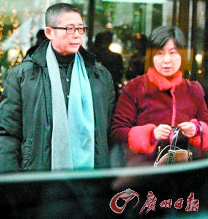 何超琼与异性密友十指紧扣前夫妻子李嘉欣献祝福