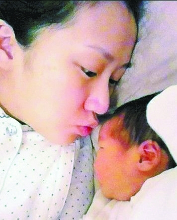 龙年开门喜事多:黄征喜得爱子李念晒与女儿合照