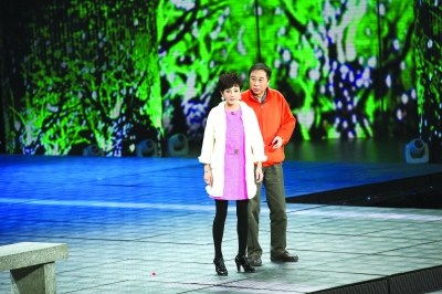 央视春晚牛莉同款大衣网上热卖售价为588元(图)