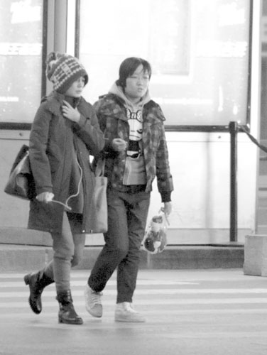 赵薇戴可爱毛线帽素颜回京衣着简单频接电话(图)