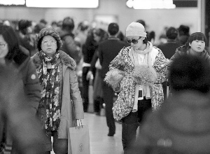 秦海璐打扮花哨携父母坐豪车摆“老板娘”派头(图)