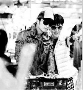 谢霆锋改耍酷作风化身宅男陪妈逛超市为儿学做饭