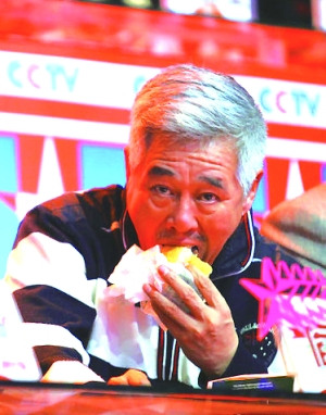 赵本山身体虚弱录节目台下大嚼汉堡补体力(图)
