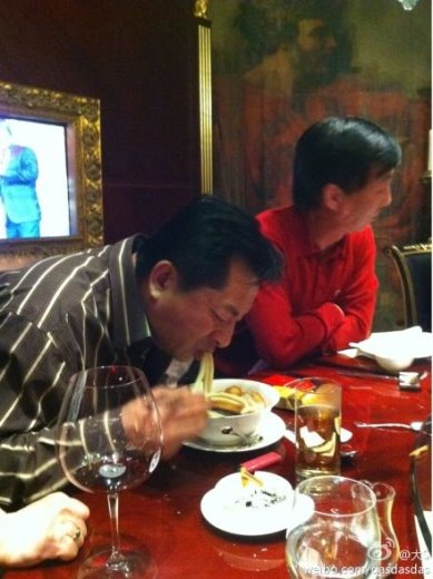 汪小菲父亲庆60大寿大S嘲笑公公险被面噎死(图)