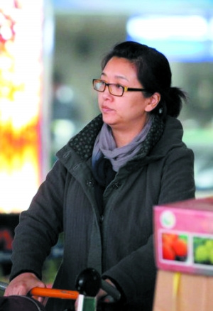 江珊素颜显老态戴茶色框眼镜难掩面庞臃肿(图)