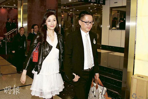 李嘉欣与丈夫十指紧扣大秀恩爱再惹怀孕传闻(图)