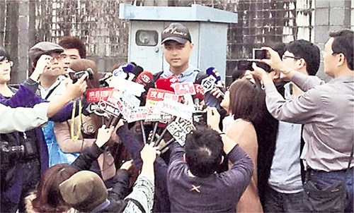 明道剪平头正式入伍粉丝不舍:我们会等你回来!