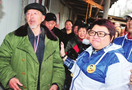 韩红低调看望老兵忙“套近乎”为老兵大派红包(图)