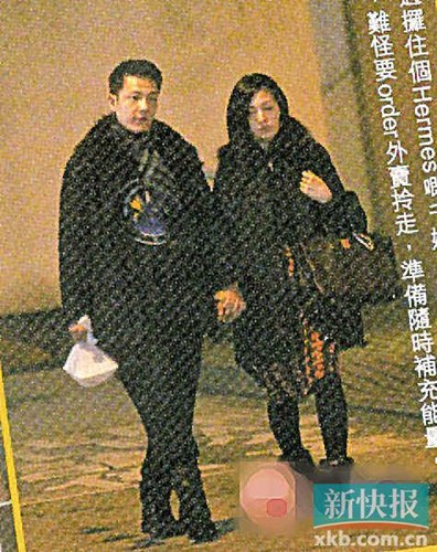 杨千嬅怀孕5月携老公外出看娱乐资讯当胎教