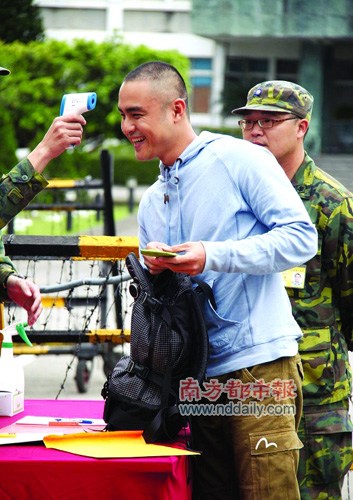 明道剃发入伍不担心被偷拍称只挂念母亲身体(图)