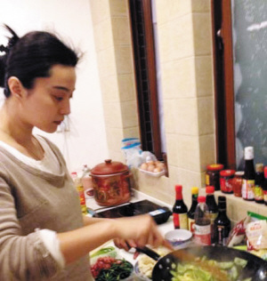 范冰冰穿便服炒鸡蛋网友:上得厅堂下得厨房(图)