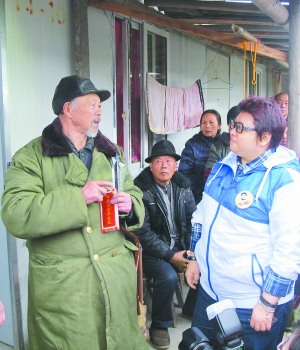 韩红入川探望抗战老兵获瘫痪老人回标准军礼(图)