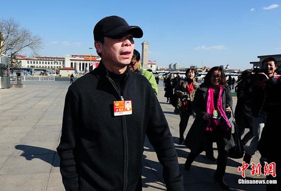 冯小刚拍戏对眼镜浇花壶都有要求嫌重庆菜不麻辣