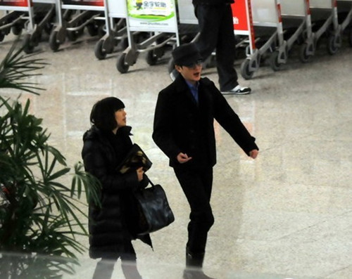 冯绍峰两手空空现身机场形似老板派头十足(图)