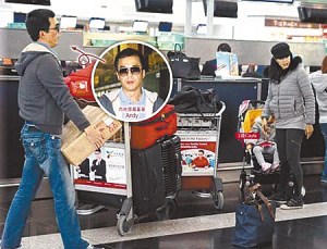 钟丽缇一拖三傍帅气大款暗角与男友摸面调情(图)