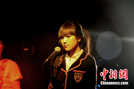 程晨身着学生装活力清纯新曲MV首播释放“正能量”