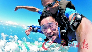 小沈阳15000英尺玩跳伞胆战心惊眼睛眯成线(图)