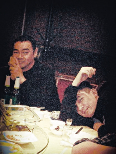 尔冬升晒影帝萌照刘青云揉肥脸梁朝伟倒桌上
