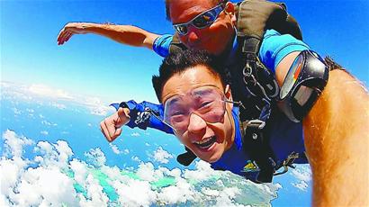 小沈阳体验高空跳伞当“飞人”难掩恐惧脸扭曲(图)