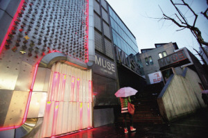 刘嘉玲关闭首家Muse酒吧因音量大被投诉扰民(图)