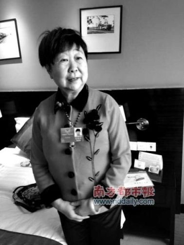 冯巩姐姐开两会被追堵提对比照翻脸:我没招惹谁