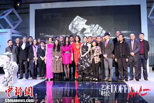 “峰幂”再同台回应称仍是好友杨幂秀香肩美背(8)