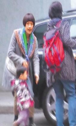 林嘉欣奔走带爱女面试名幼儿园同是美人胚子(图)