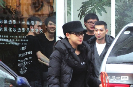 赵文卓称与剧组无法正面对话心情好携人理发(图)