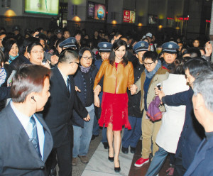 豪门少奶李嘉欣出巡捂大肚微笑不否认怀2胎(图)
