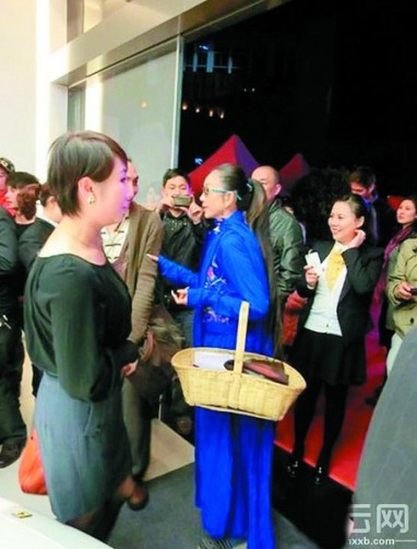 杨丽萍挎菜篮逛法拉利车展网友齐赞:太拉风(图)
