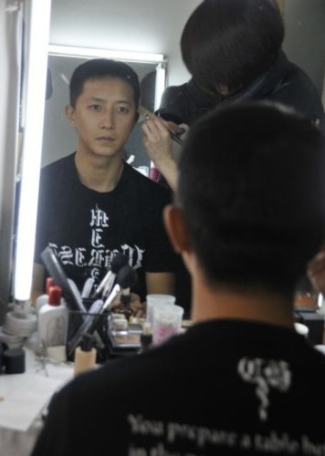 韩庚剪短发进赵薇剧组塑造90年代末书生气质(图)