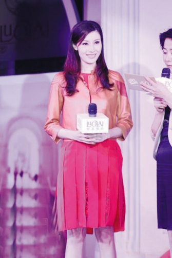 李嘉欣走路小心靠两人搀扶提怀孕传闻三缄其口