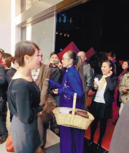 杨丽萍“原生态”逛豪车展提母亲田间劳作菜篮子