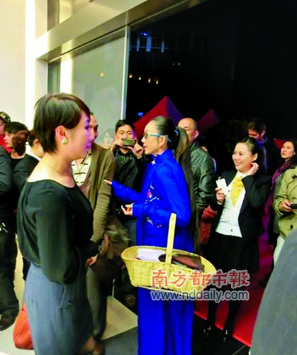 杨丽萍提菜篮子看车展:东西一目了然,比提包方便