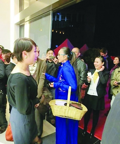 提菜篮子现身法拉利车展杨丽萍秒杀一切大牌(图)