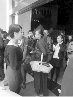 杨丽萍“菜篮包”引网友对比欲再批女星时装周装扮