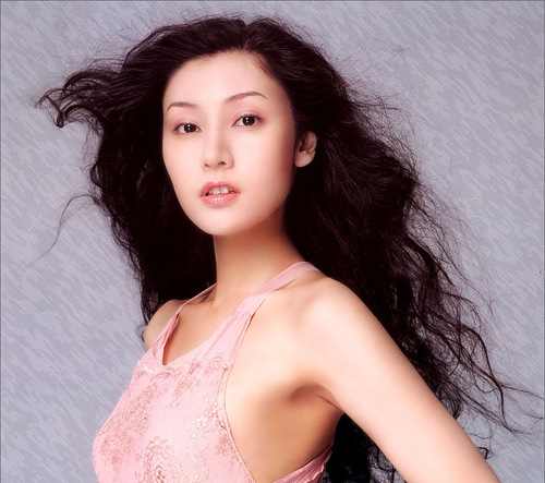 李嘉欣现身腰肢圆润千人围观引混乱活动被叫停