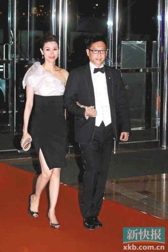 李嘉欣性感亮相紧贴老公否认计划孕育豪门2胎