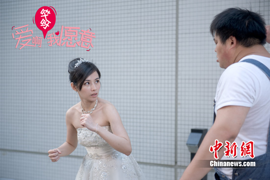 陈怡蓉新剧变“打女”赤脚追小偷使杀手锏连环踹