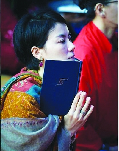 王菲前往印度虔诚朝圣侧面曝光如秋叶般静美图