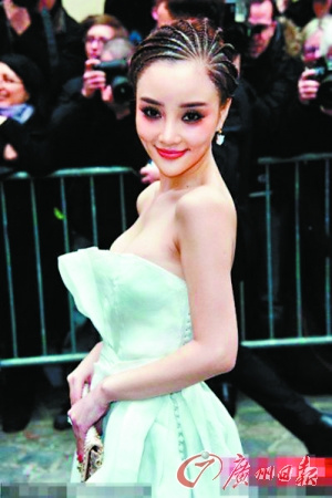 李小璐回应巴黎着装出位说:我从未想哗众取宠