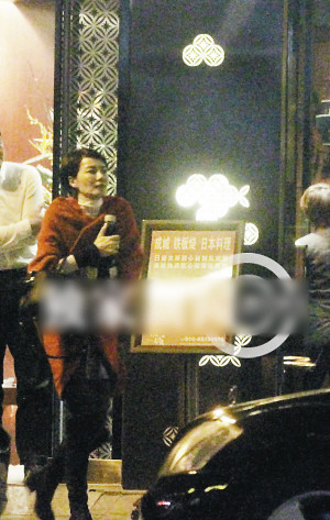 王菲衣着单薄街边发抖吃天价炒饭一顿花1万(图)