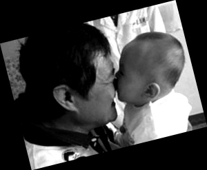 赵本山与外孙亲密合照曝光咬鼻逗乐显慈爱(图)