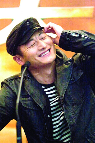 赵薇初恋男友现身肌肉男曾诉前女友毁坏名誉(图)