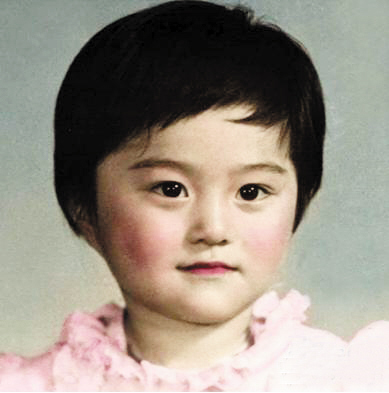 范冰冰童年照曝光发型似吴奇隆婴儿肥脸蛋可爱