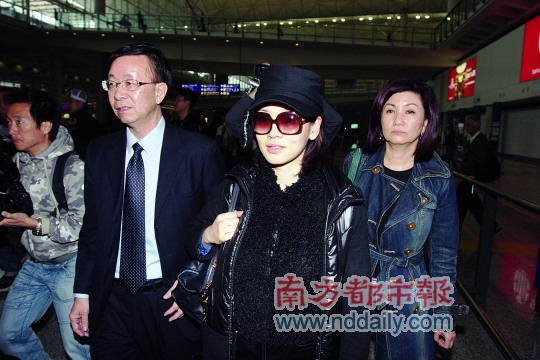 杨思琦独自返港拒谈男友不愿曝女儿生父身份(图)
