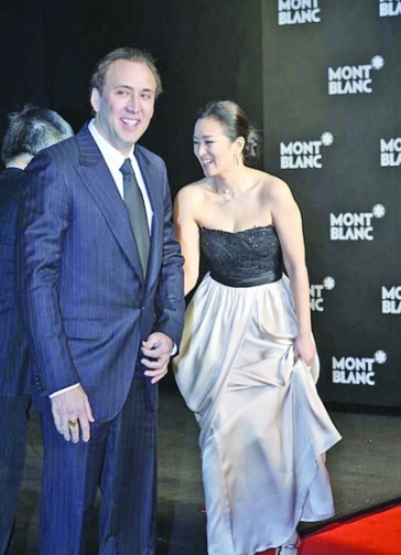 巩俐不惧寒风性感现身娇俏挽凯奇风骚大笑(图)