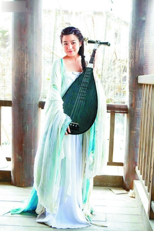 陈妍希Hold不住古装造型凸显圆脸难见脖子(图)