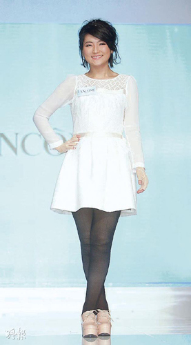 selina穿公主裙宣布复出被赞漂亮掩嘴大笑图